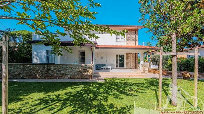 Casa con 8 locali in vendita in Forte Dei Marmi