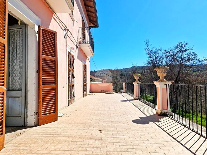 Casa con 10 locali in vendita in Villa Singola con Corte Privata Via Mezzo Ripa, Fagnano Alto