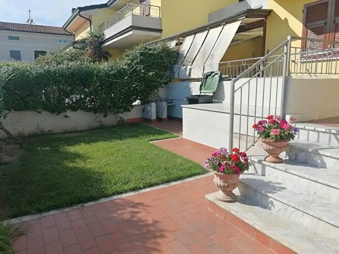 Casa con 7 locali in vendita in Carrara