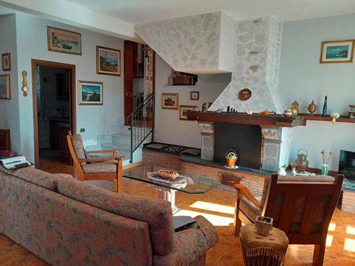 Appartamento con 5 locali in vendita in Collesalvetti