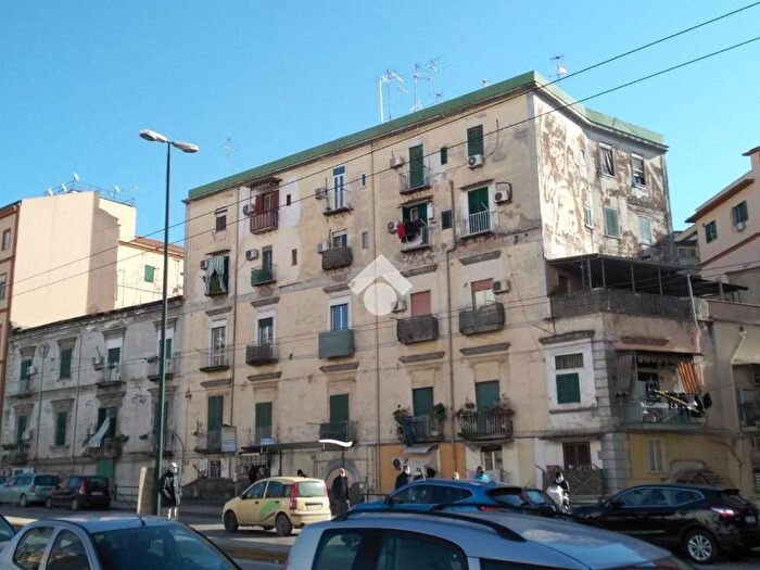 Appartamento monolocale in affitto in Piazza Carlo III, San Carlo All'Arena, Napoli
