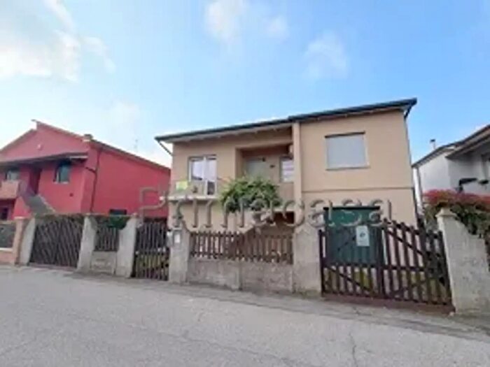 Casa con 7 locali in vendita in Via Volta, Cerea