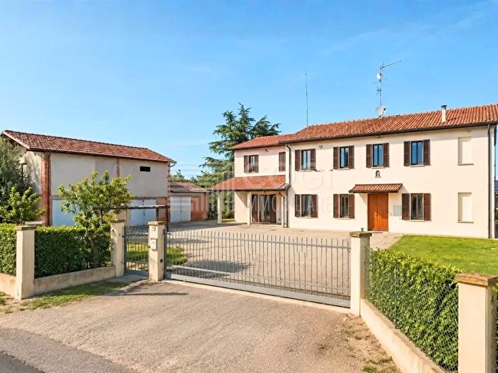 Casa con 8 locali in vendita in Via Fabretti, Cotignola