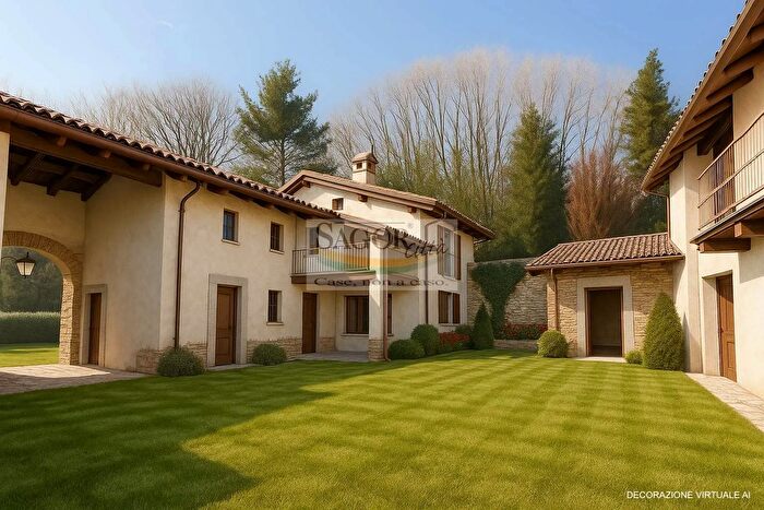 Casa con 10 locali in vendita in Via Davico, Pinerolo