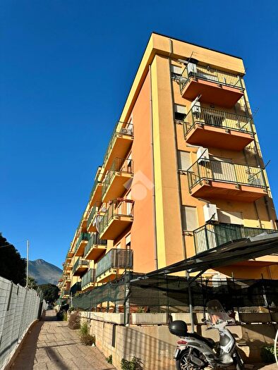 Appartamento quadrilocale in vendita in Via Badia, Palermo