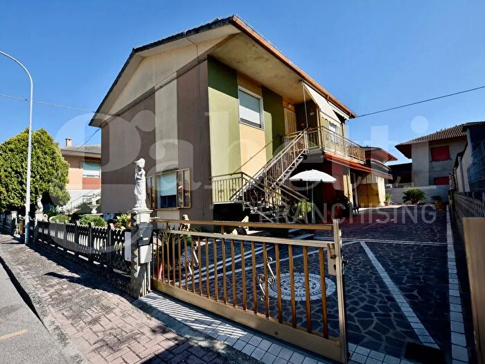 Appartamento con 10 locali in vendita in Via VIndipendenza, Codigoro