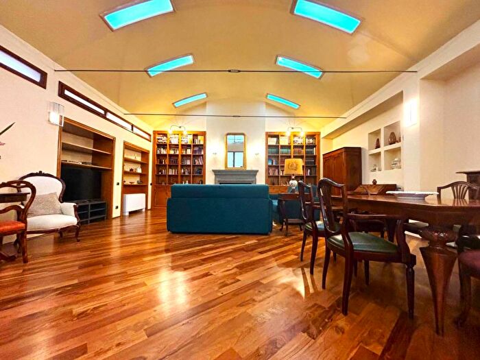 Appartamento con 5 locali in affitto in Via Luigi Carlo Farini, D'Azeglio, Firenze