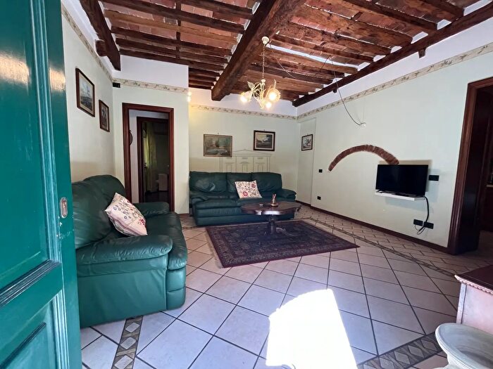 Appartamento con 5 locali in affitto in Via Pelleria, Lucca