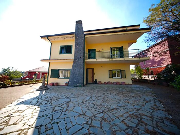 Casa con 12 locali in vendita in Via Serra, Pedara