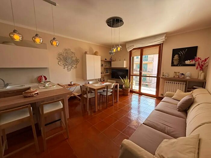 Appartamento trilocale in affitto in Via Treves, Albenga