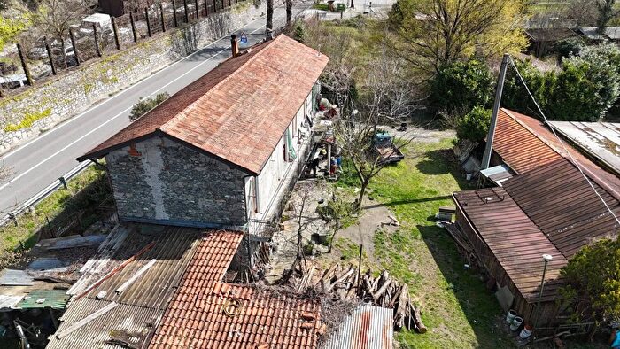 Casa trilocale in vendita in Via Regina Sorico, Sorico