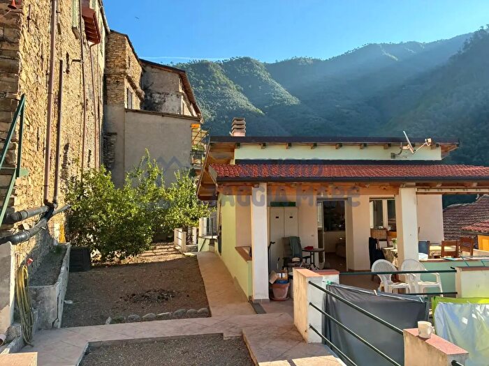 Casa con 7 locali in vendita in Via Vezzargo, Badalucco