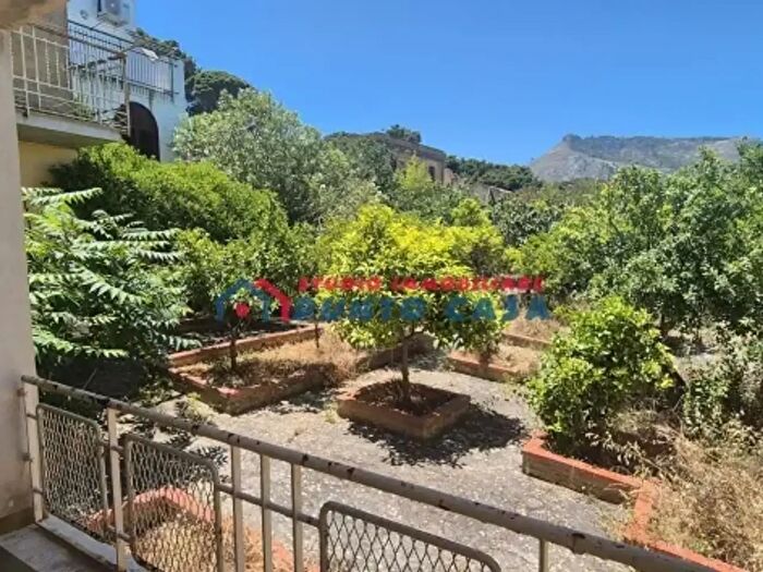 Casa con 6 locali in vendita in Via Monte Cofano, Valderice