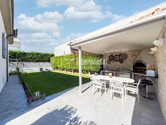 Casa quadrilocale in vendita in Via Luigi Settembrini, Villasanta