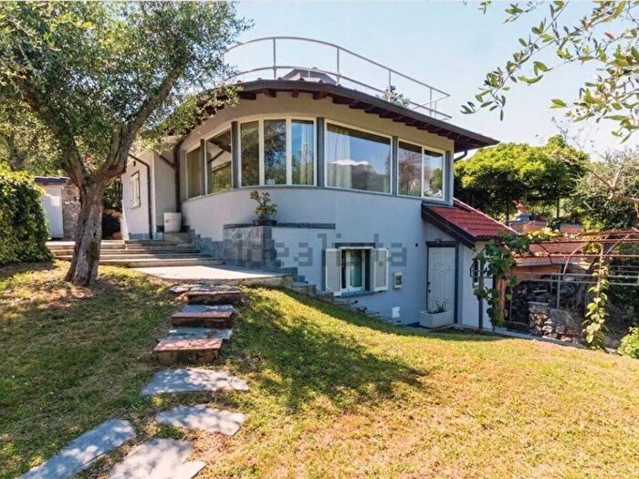 Casa con 6 locali in affitto in Camaiore Paese, Camaiore
