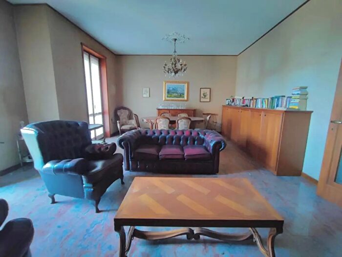 Appartamento con 7 locali in vendita in Via Novembre, Piacenza