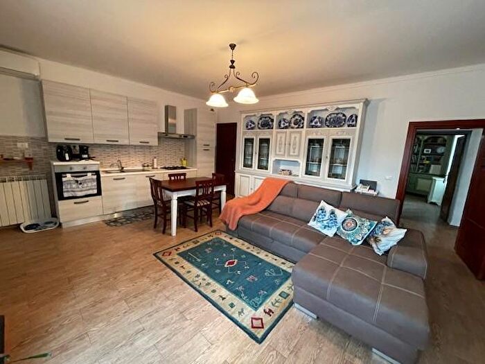 Casa con 6 locali in vendita in Vicopisano