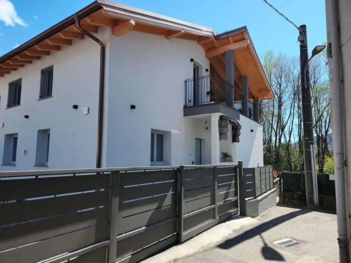Casa quadrilocale in vendita in Via Canale, Verbania