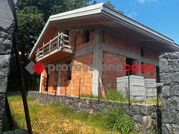 Casa con 5 locali in vendita in Aci Sant'Antonio