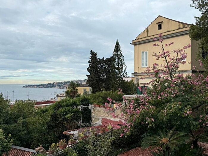 Appartamento trilocale in affitto in Gradini San Nicola da Tolentino, Vomero, Napoli