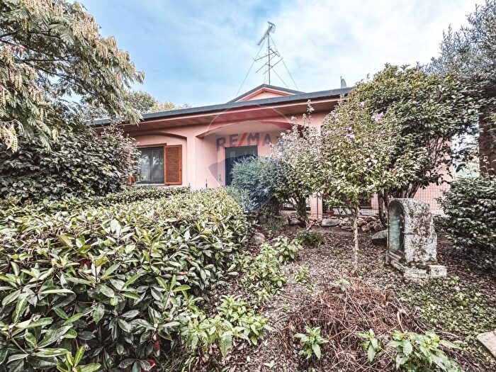 Casa quadrilocale in vendita in Via Candia, Rosasco