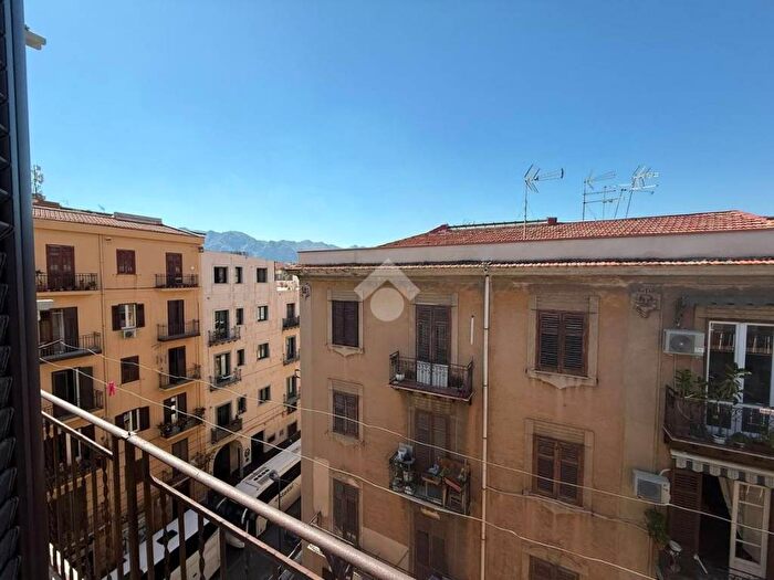Appartamento con 5 locali in affitto in Via Vincenzo Errante, Oreto Perez, Palermo