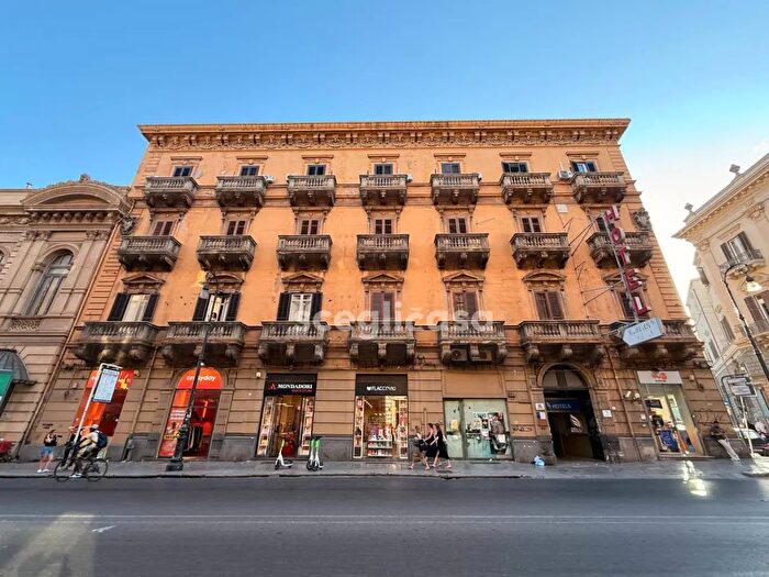 Appartamento con 9 locali in vendita in Via Roma, Palermo