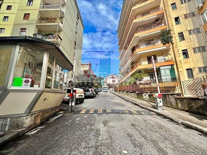 Appartamento con 6 locali in vendita in Via Domenico Fontana, Napoli