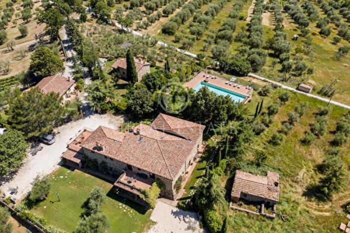 Casa con 6 locali in vendita in Via Trento E Trieste, Seggiano