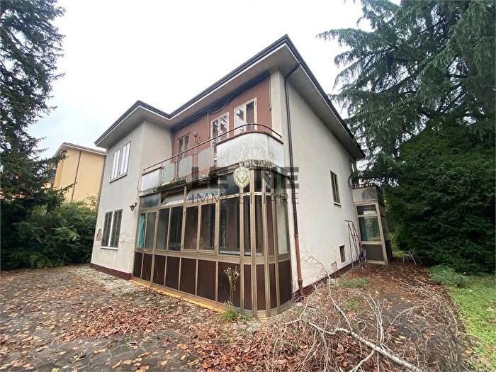 Casa con 8 locali in vendita in Spilamberto