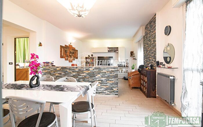 Appartamento trilocale in vendita in Via Puccini, Senago