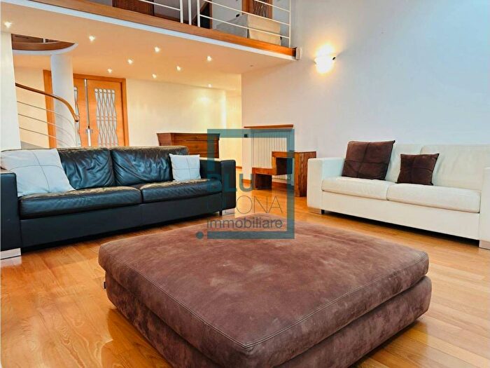 Casa con 6 locali in affitto in Via Camillo Benso di Cavour, Centro, Lecco