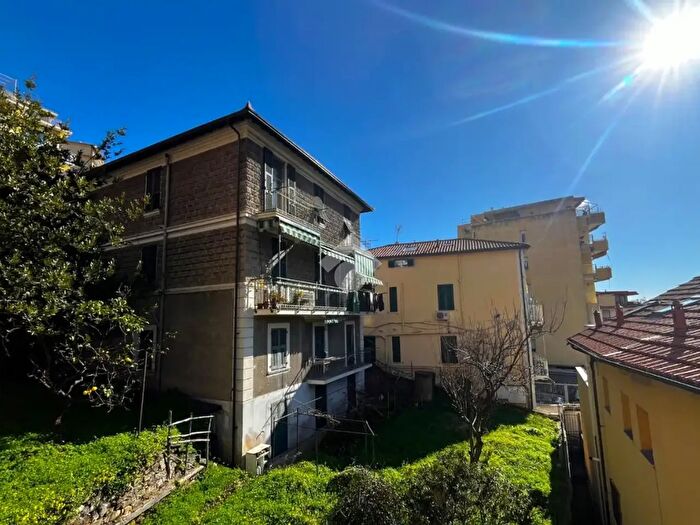 Appartamento quadrilocale in vendita in Via Zeffiro Massa, Sanremo