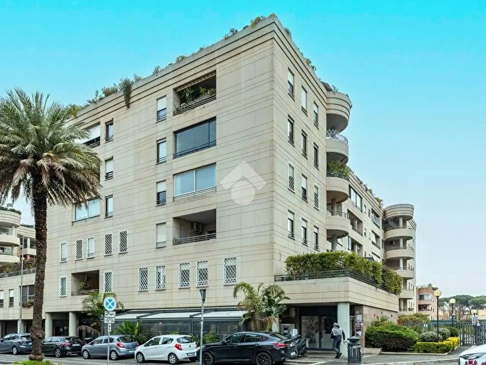 Appartamento quadrilocale in vendita in Viale degli Astri, Roma