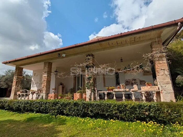 Casa con 10 locali in vendita in Contrada Fegotto, Floridia