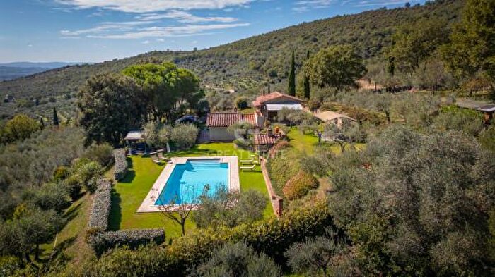 Casa con 6 locali in vendita in Cortona