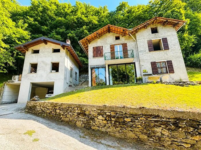 Casa con 7 locali in vendita in Località Fontanedo, Colico