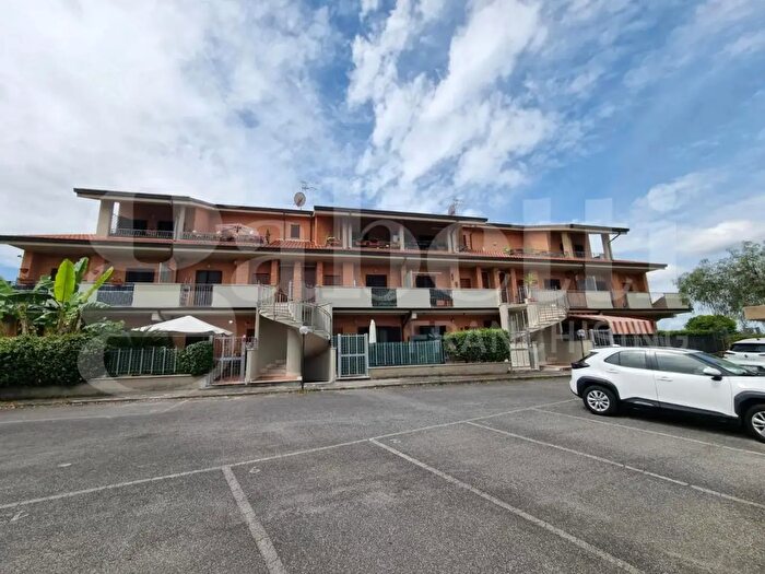 Appartamento trilocale in vendita in Via Lago di Nemi, Montecompatri