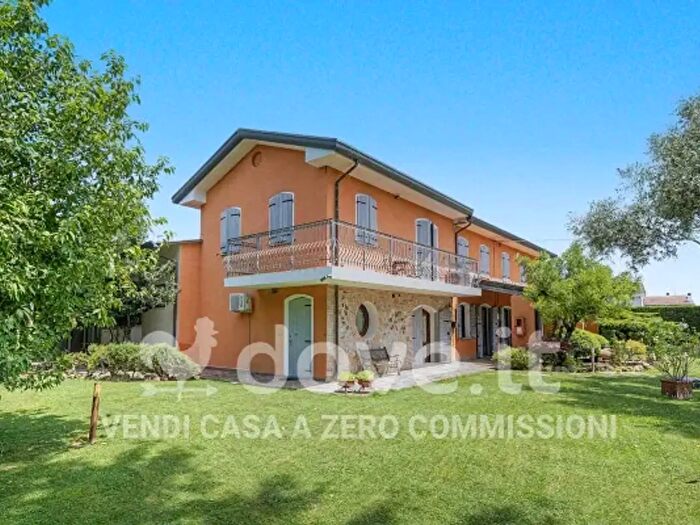 Casa con 6 locali in vendita in Via Savellon, Pernumia