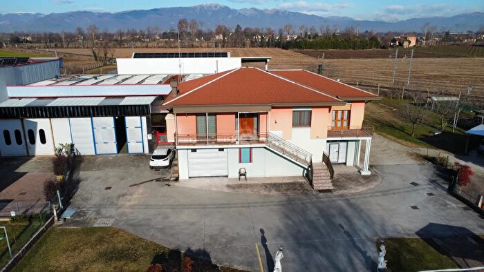 Casa quadrilocale in vendita in Viale dei Martiri, Castello Di Godego