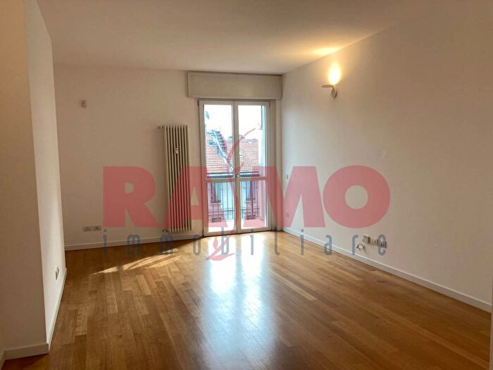 Appartamento trilocale in affitto in Via Bartolomeo Eustachi, Morgagni, Milano