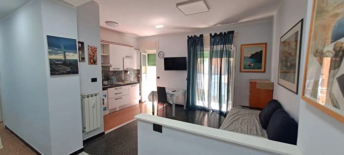 Appartamento quadrilocale in vendita in Via Carrea, Genova