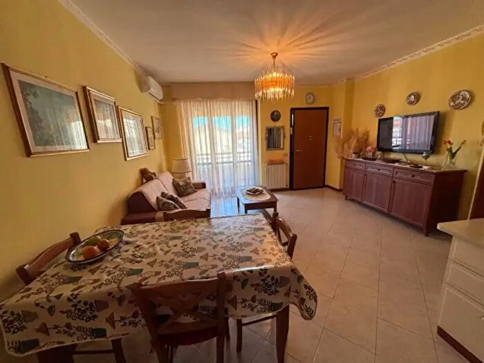 Appartamento quadrilocale in vendita in Via Cervolapittola, Massa