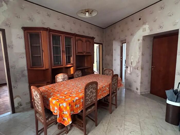 Appartamento con 6 locali in vendita in Massa