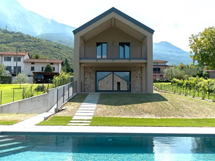 Casa con 10 locali in vendita in Via Palerma, Colico