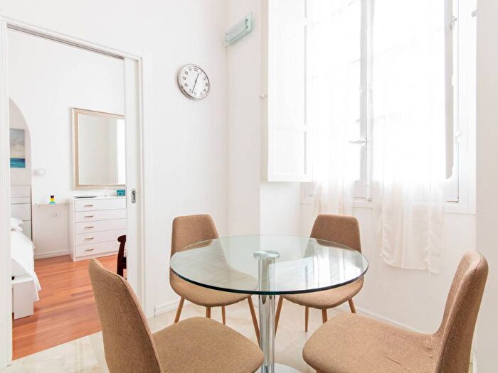 Appartamento bilocale in affitto in Viale Regina Margherita, Marina, Cagliari