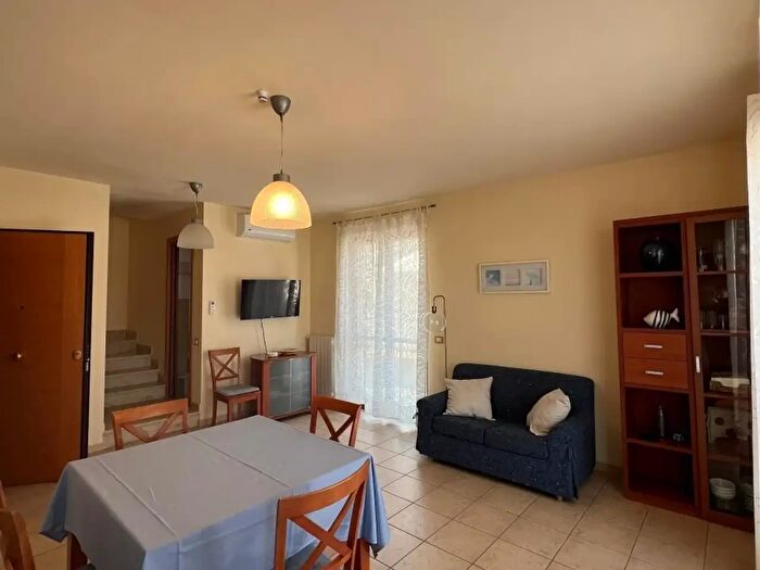 Appartamento trilocale in affitto in Via Adua gtRoma, Camaiore