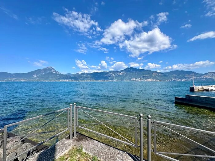 Appartamento trilocale in vendita in Via Pai di Sotto, Torri Del Benaco