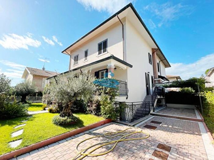 Casa con 6 locali in vendita in Via Tivoli, Ravenna