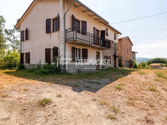 Casa quadrilocale in vendita in Carpineti
